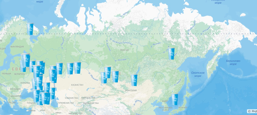 На скриншоте проекта «Добрый кофе» изображена карта России, и голубые стаканчики отмечают города, которые участвовали в акции. Большинство стаканчиков собраны в европейской части страны