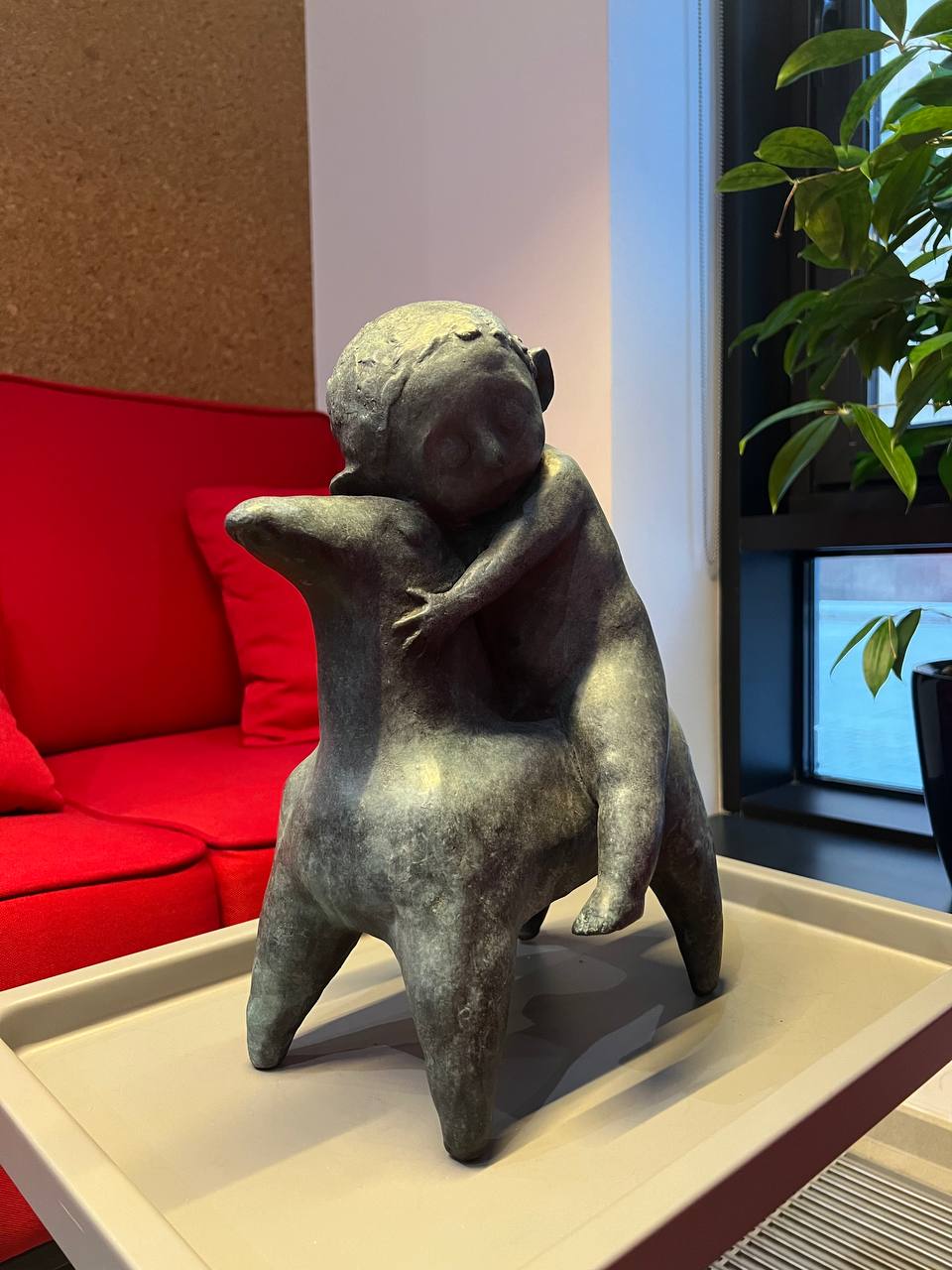 На фотографии офис агентства PR Partner: одна из переговорных, где установлена скульптура Ольги Муравиной